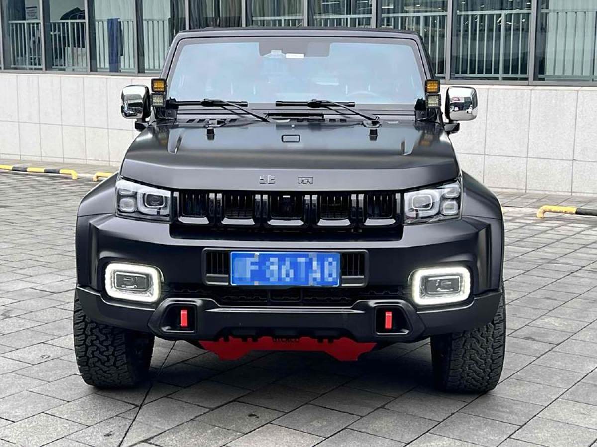 北京 BJ40  2021款 2.0D 自動四驅(qū)刀鋒英雄版?zhèn)b客型圖片