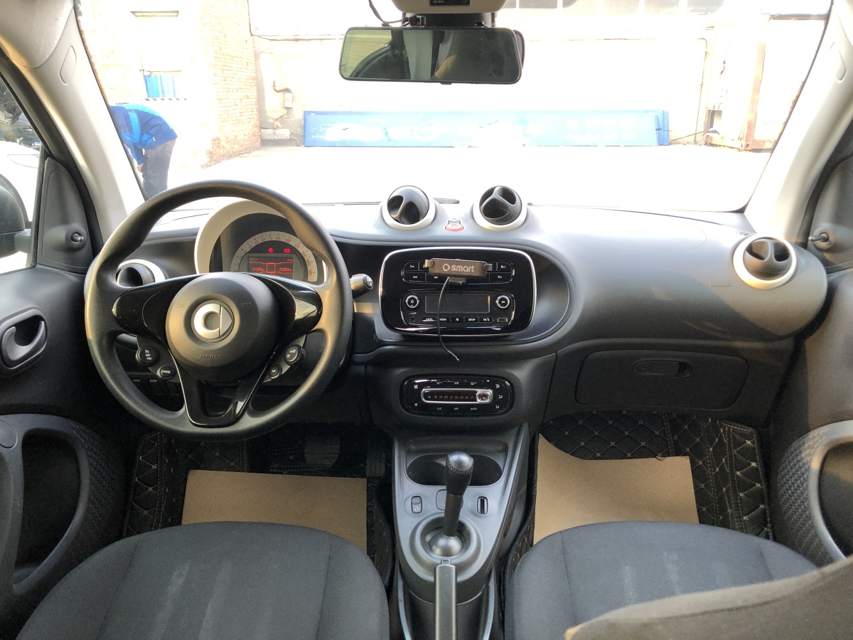 2017年2月smart fortwo  2015款 1.0L 52千瓦硬頂靈動版