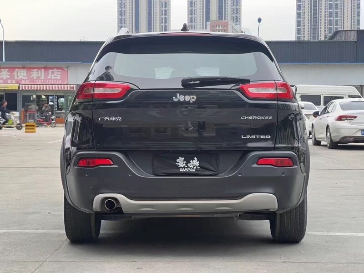 Jeep 自由光  2020款 2.0L 兩驅(qū)經(jīng)典運(yùn)動(dòng)版圖片