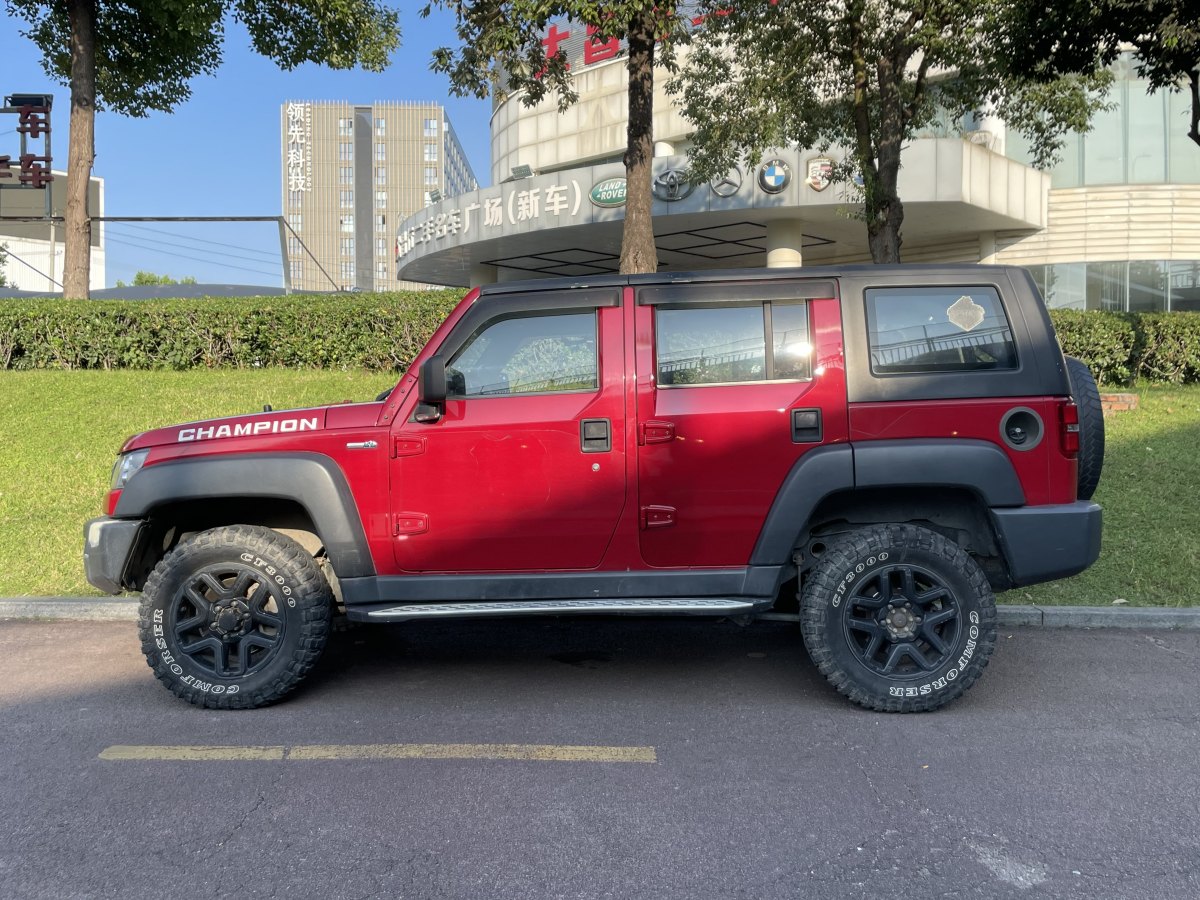 北京 BJ40  2017款 40L 2.3T 自動四驅環(huán)塔冠軍版圖片