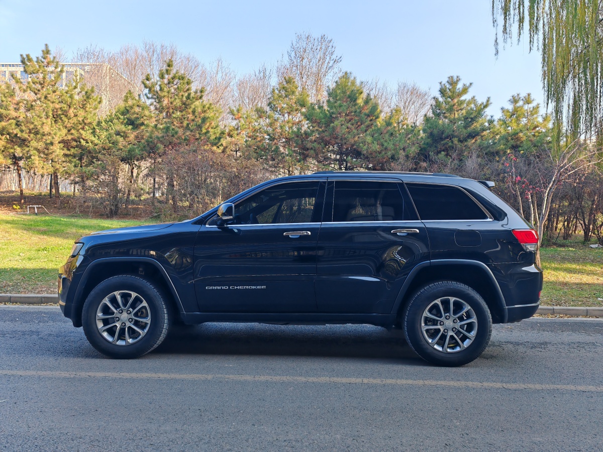 Jeep 大切諾基  2016款 3.0L 精英導(dǎo)航版圖片