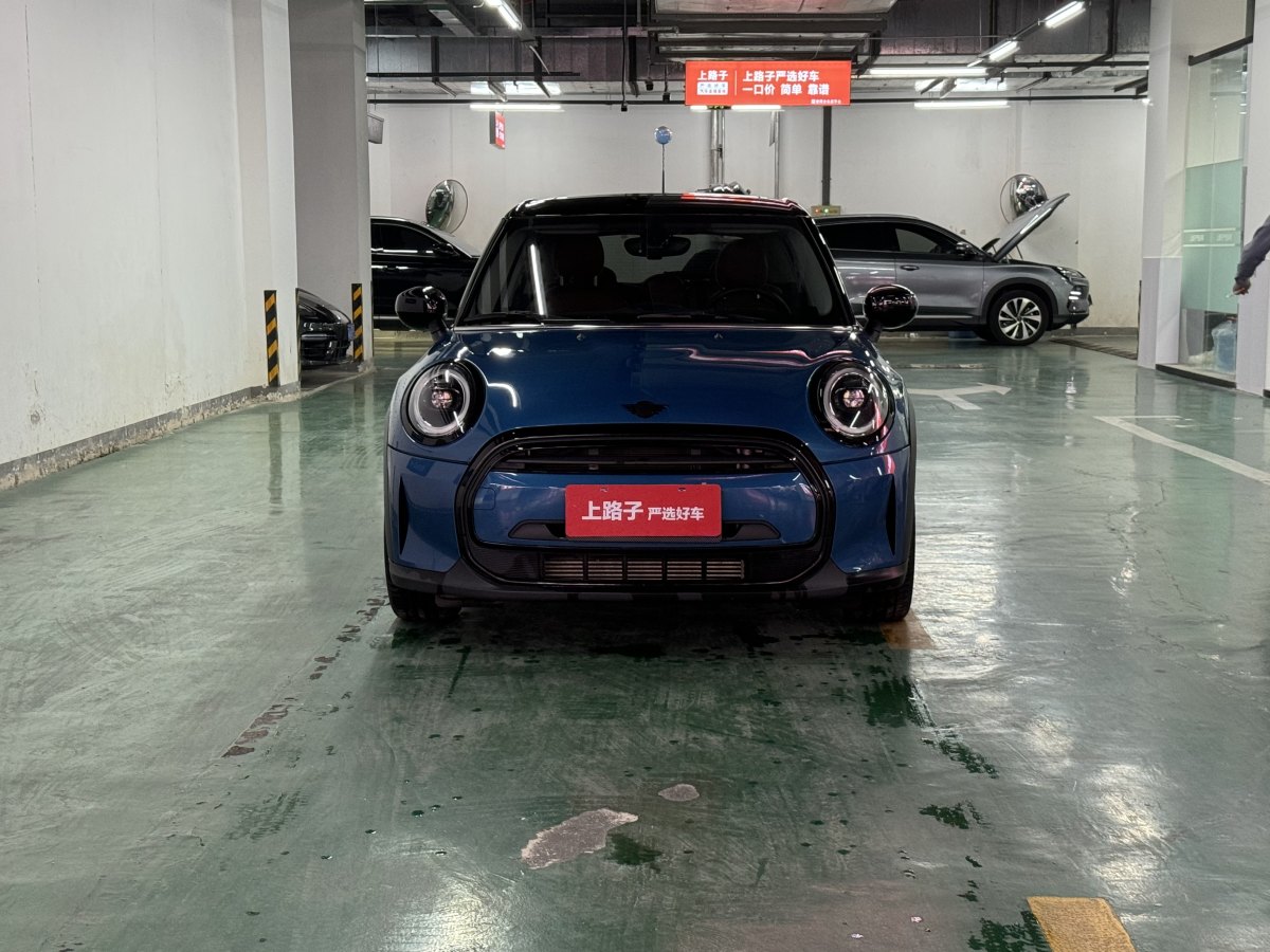 2021年6月MINI MINI  2022款 1.5T COOPER 藝術(shù)家 五門版