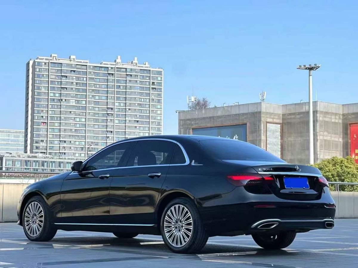 奔馳 奔馳E級  2023款 E 300 L 運(yùn)動尊貴型圖片