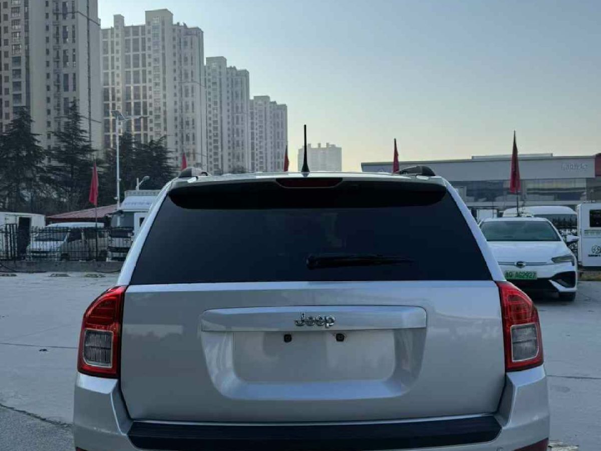 Jeep 指南者  2012款 2.0L 兩驅(qū)豪華版圖片