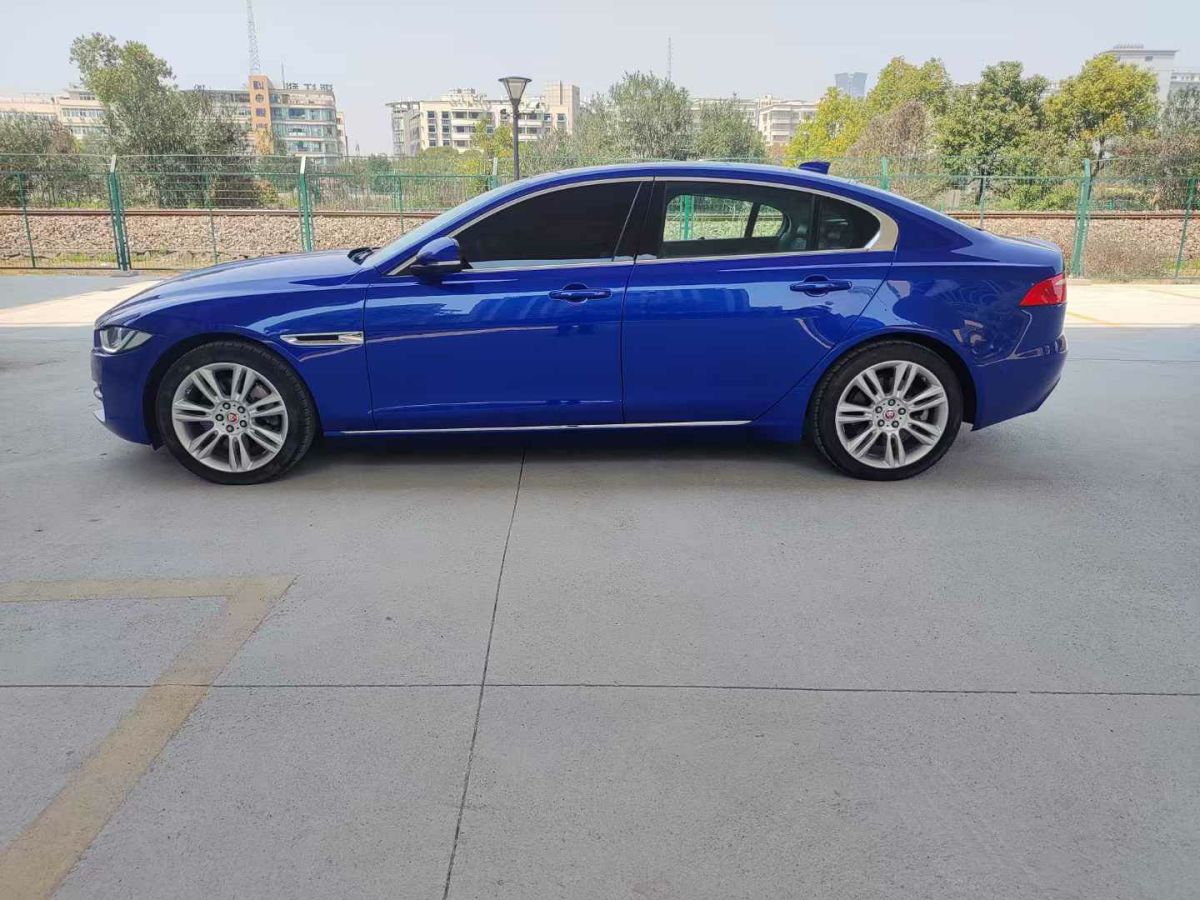 捷豹 XE  2018款 2.0T 300PS 四驅(qū)R-Sport運(yùn)動版圖片