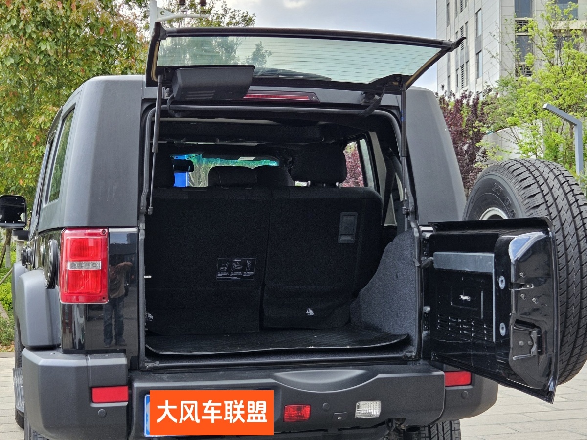 北京 BJ40  2016款 40L 2.0T 手動兩驅(qū)豪華版圖片
