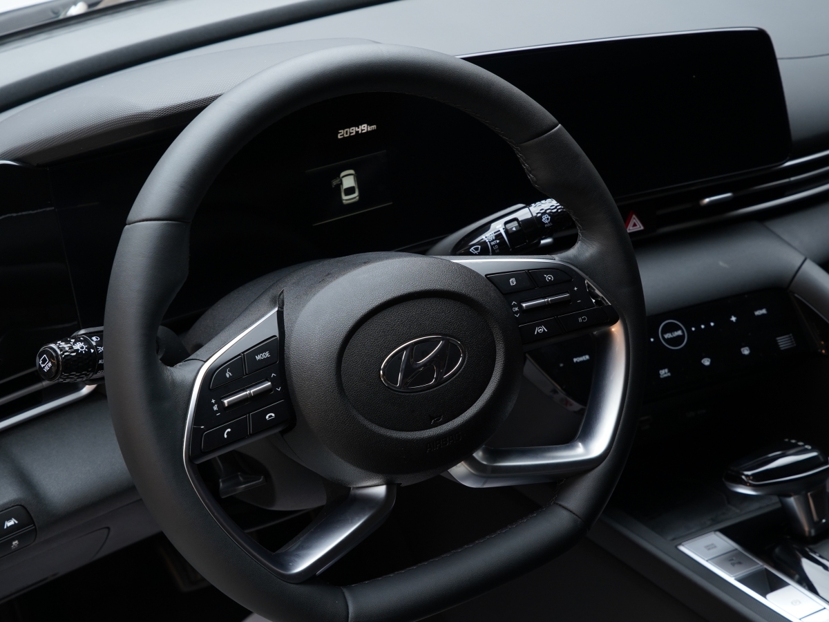 2021年12月現(xiàn)代 伊蘭特  2021款 1.5L LUX尊貴版
