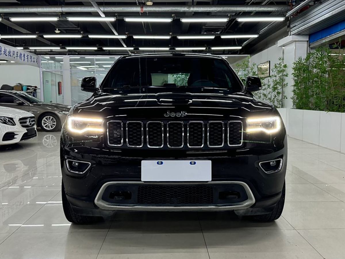 2018年6月Jeep 大切諾基  2017款 3.0L 舒享導(dǎo)航版