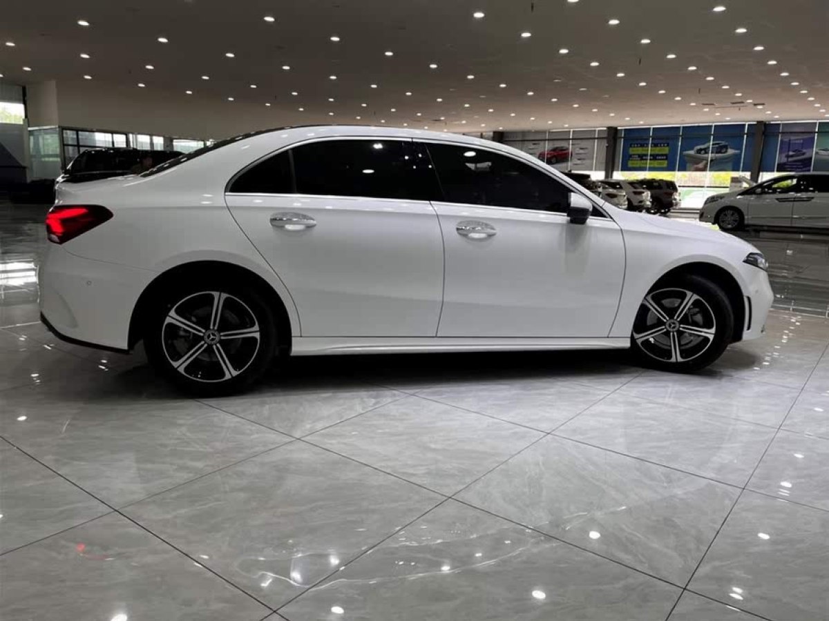 奔馳 奔馳A級(jí)  2022款 改款 A 200 L 運(yùn)動(dòng)轎車時(shí)尚型圖片