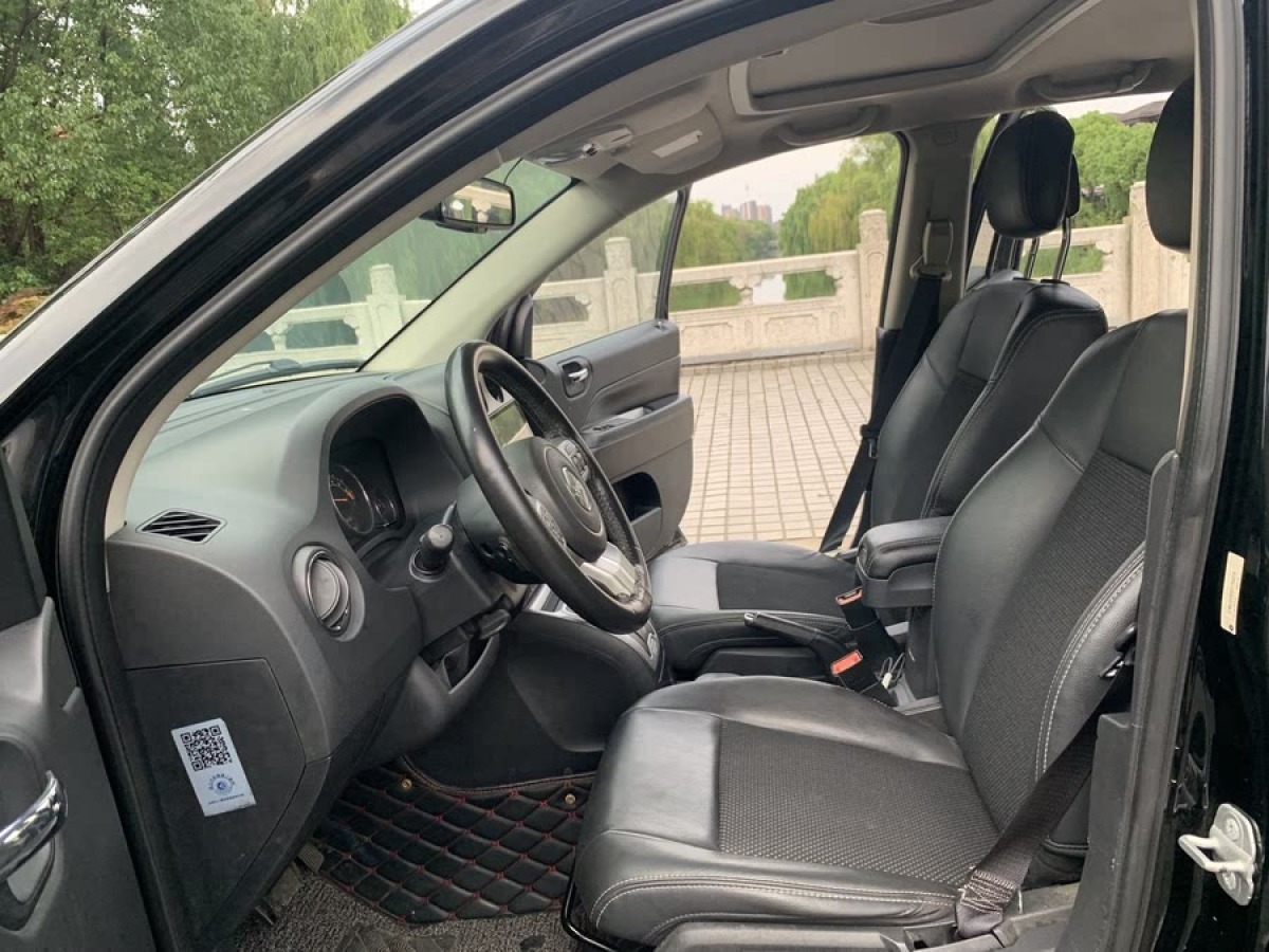 Jeep 指南者  2014款 改款 2.4L 四驅(qū)豪華導(dǎo)航版圖片