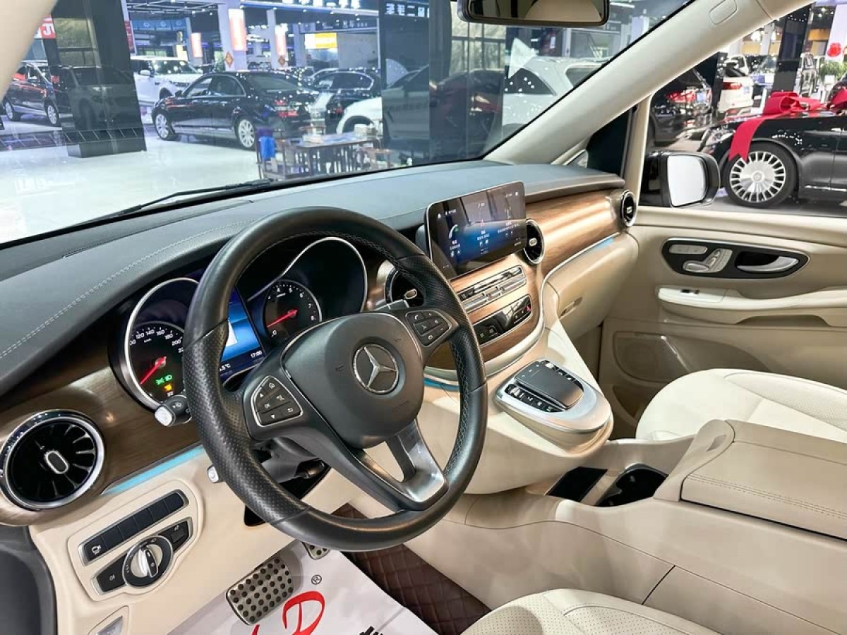 奔馳 V級(jí)  2021款 V 260 L 長(zhǎng)軸距尊貴版圖片