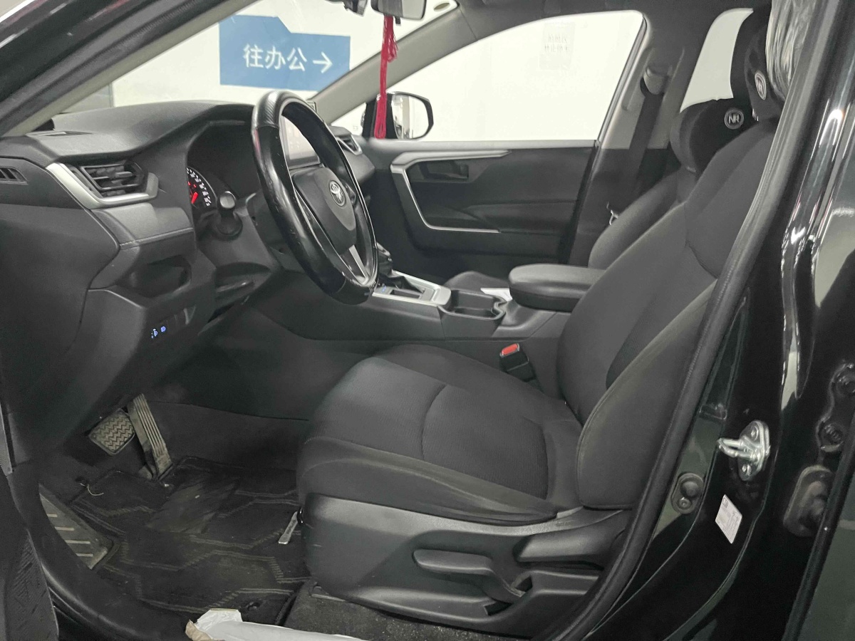 豐田 RAV4  2018款 榮放 2.0L CVT兩驅(qū)都市版圖片
