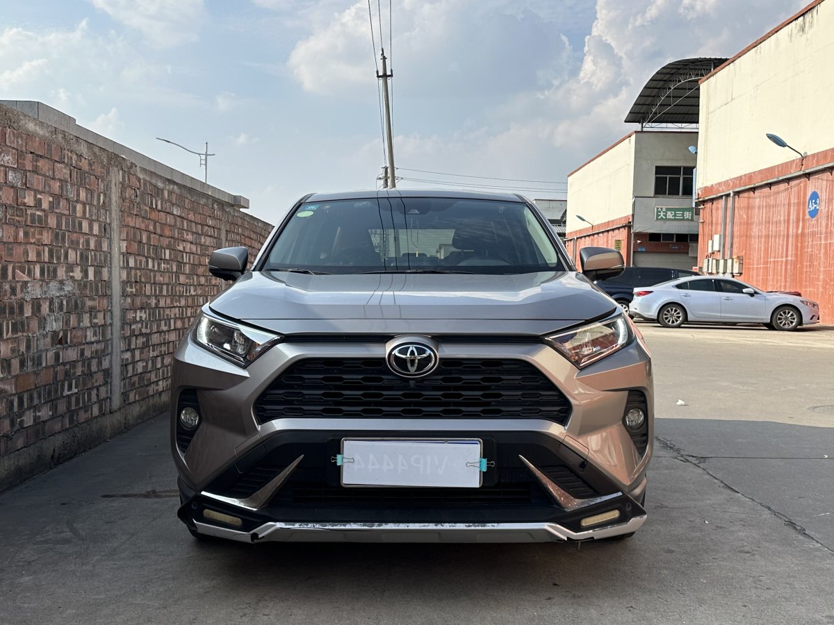 豐田 RAV4  2018款 榮放 2.0L CVT兩驅(qū)都市版圖片