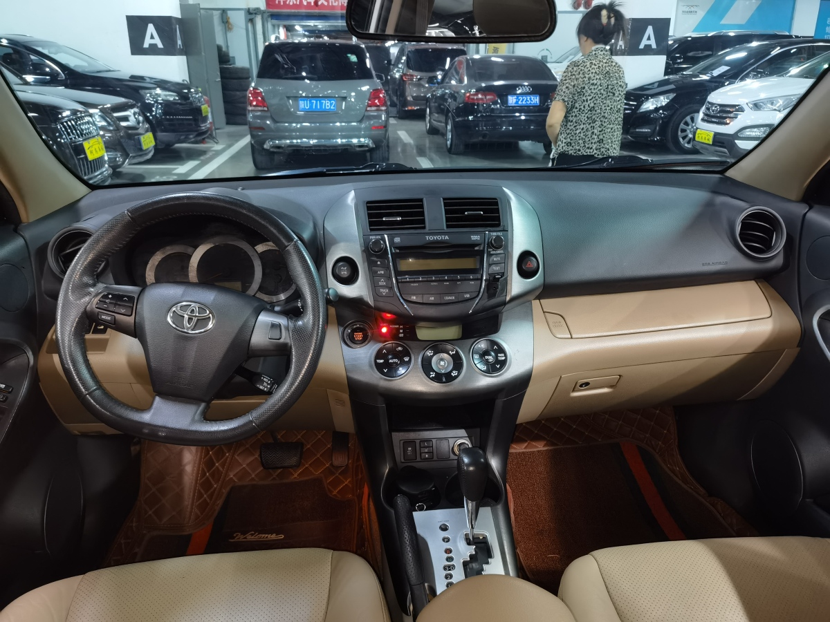 豐田 RAV4榮放  2011款 2.4L 自動(dòng)四驅(qū)豪華版圖片