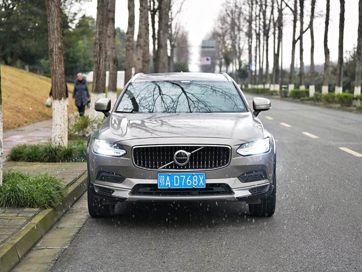 2022年6月沃爾沃 V90  2025款 Cross Country B5 AWD 智遠(yuǎn)版