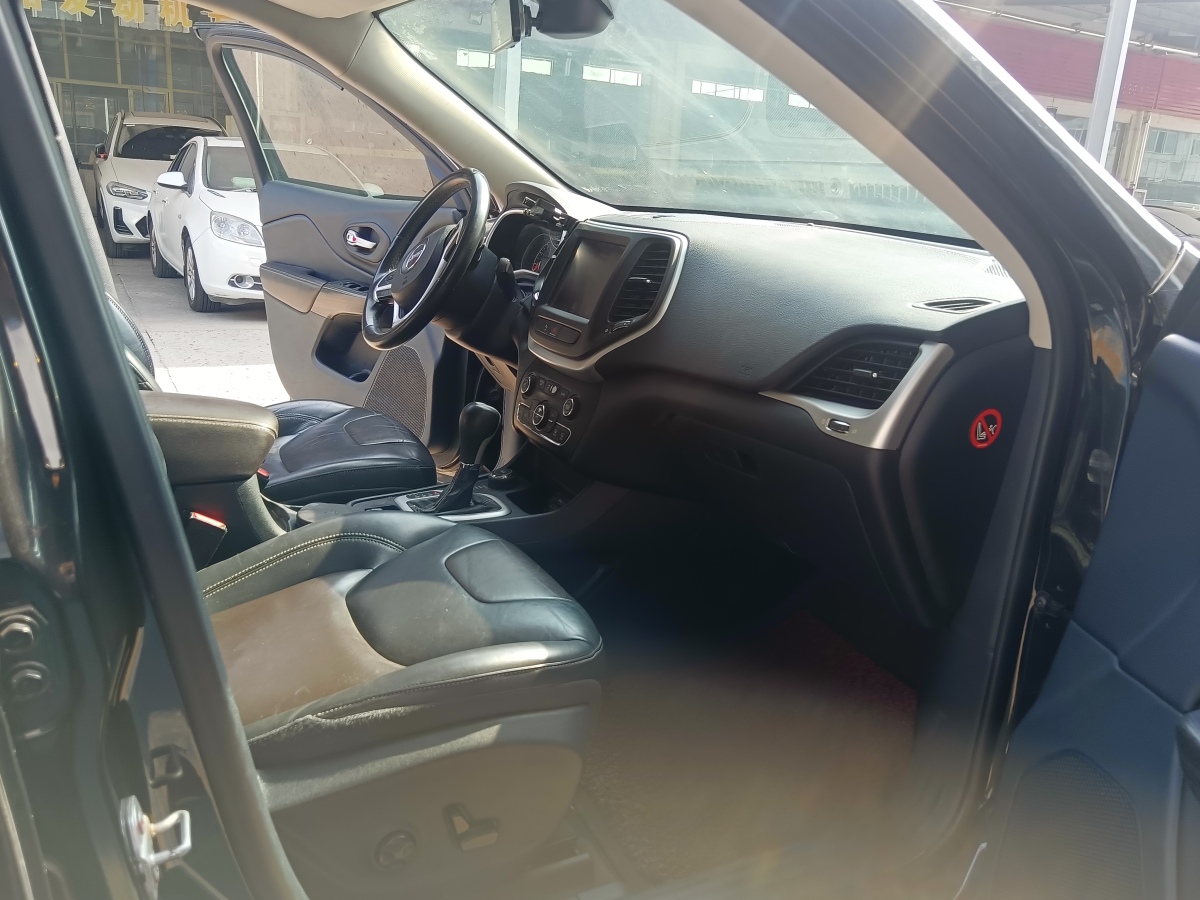 Jeep 自由光  2016款 2.4L 專業(yè)版圖片