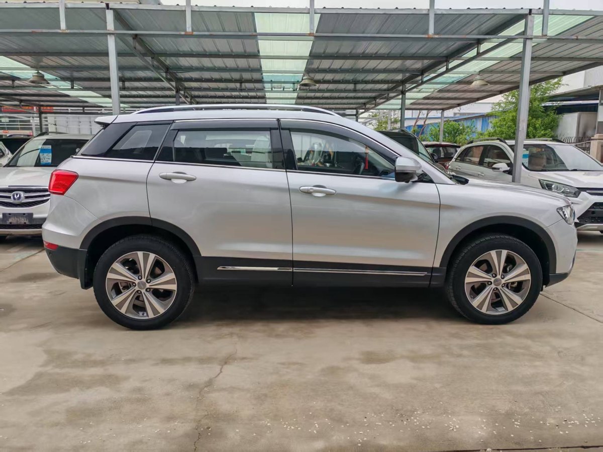 哈弗 H6 Coupe  2015款 藍(lán)標(biāo) 2.0T 自動兩驅(qū)尊貴型圖片