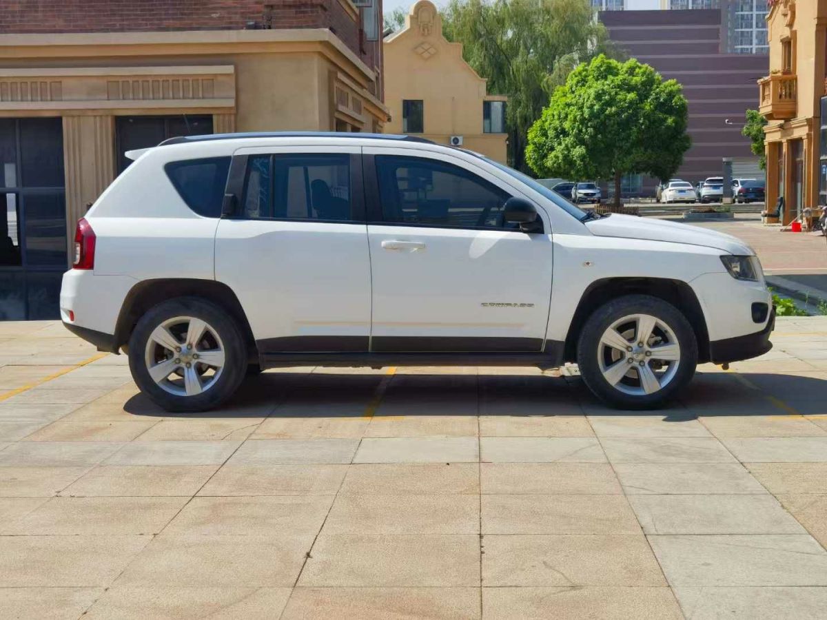 Jeep 指南者  2014款 2.4L 四驅(qū)豪華導(dǎo)航版圖片