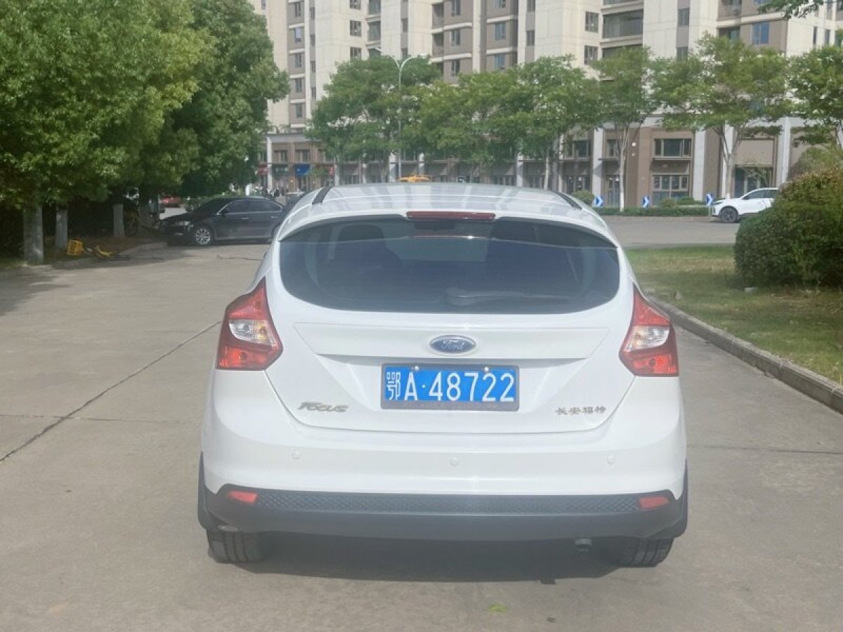 福特 福克斯  2014款 兩廂經(jīng)典 1.8L 自動酷白典藏版圖片