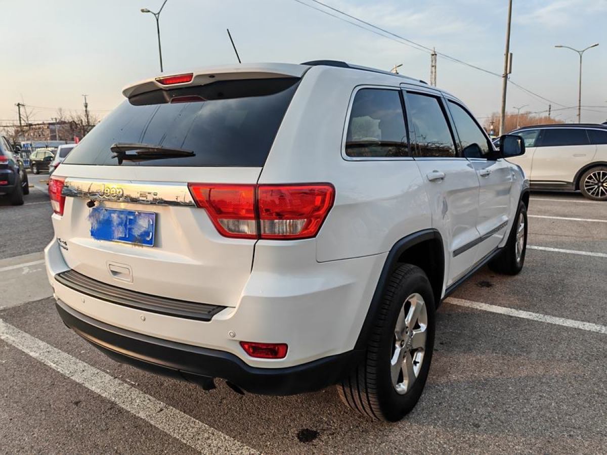 Jeep 大切諾基  2013款 3.6L 舒享導(dǎo)航版圖片