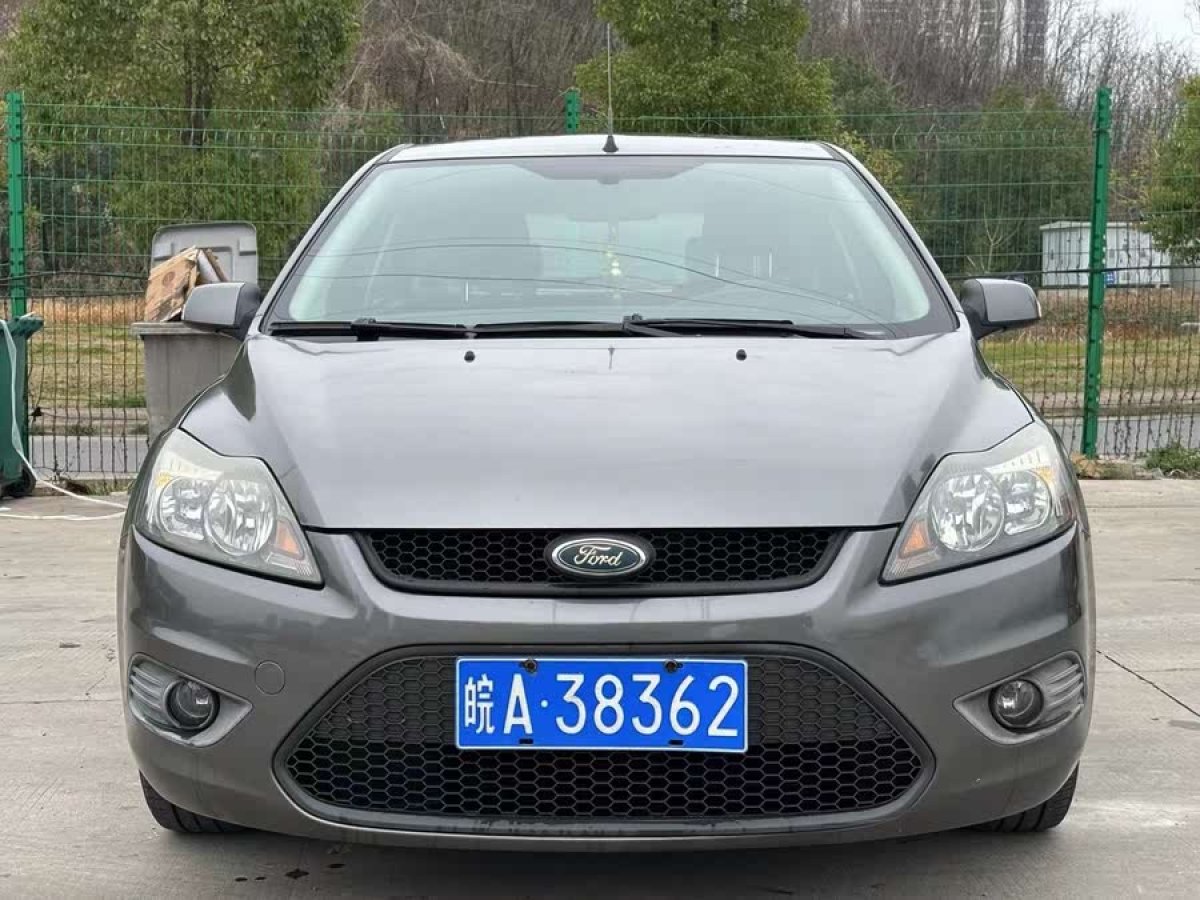 福特 ?？怂? 2014款 兩廂經(jīng)典 1.8L 自動酷白典藏版圖片