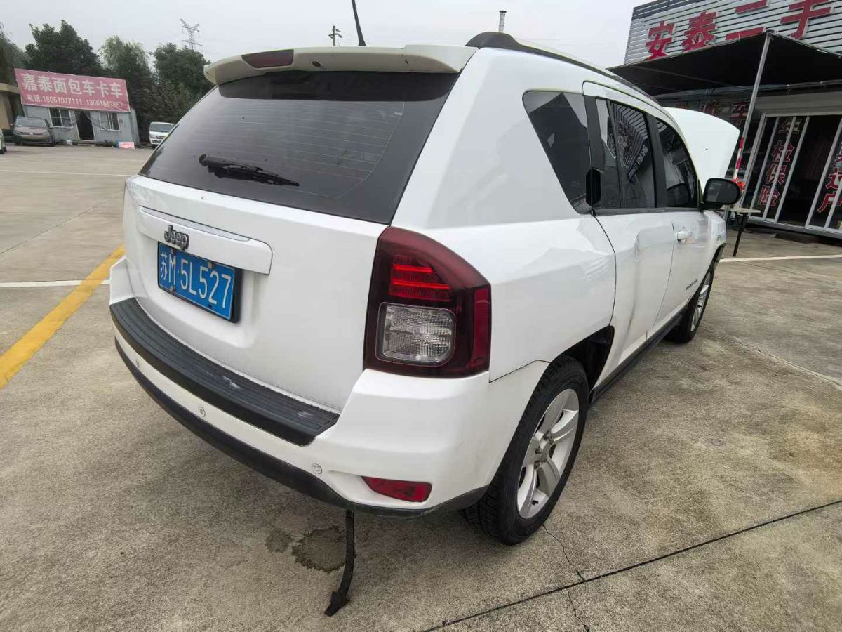 Jeep 指南者  2013款 2.0L 兩驅(qū)炫黑豪華版圖片