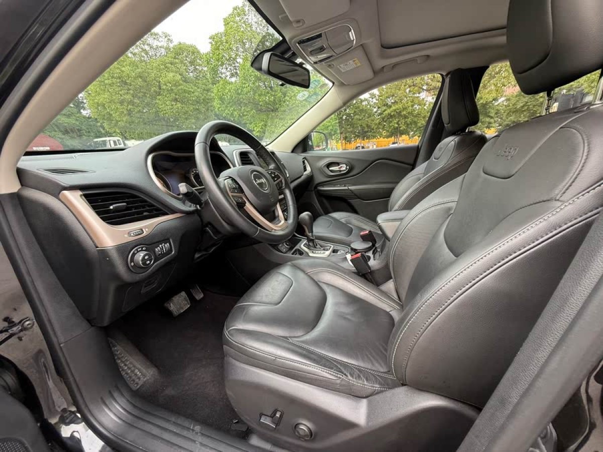 Jeep 自由光  2017款 2.0L 優(yōu)越版圖片