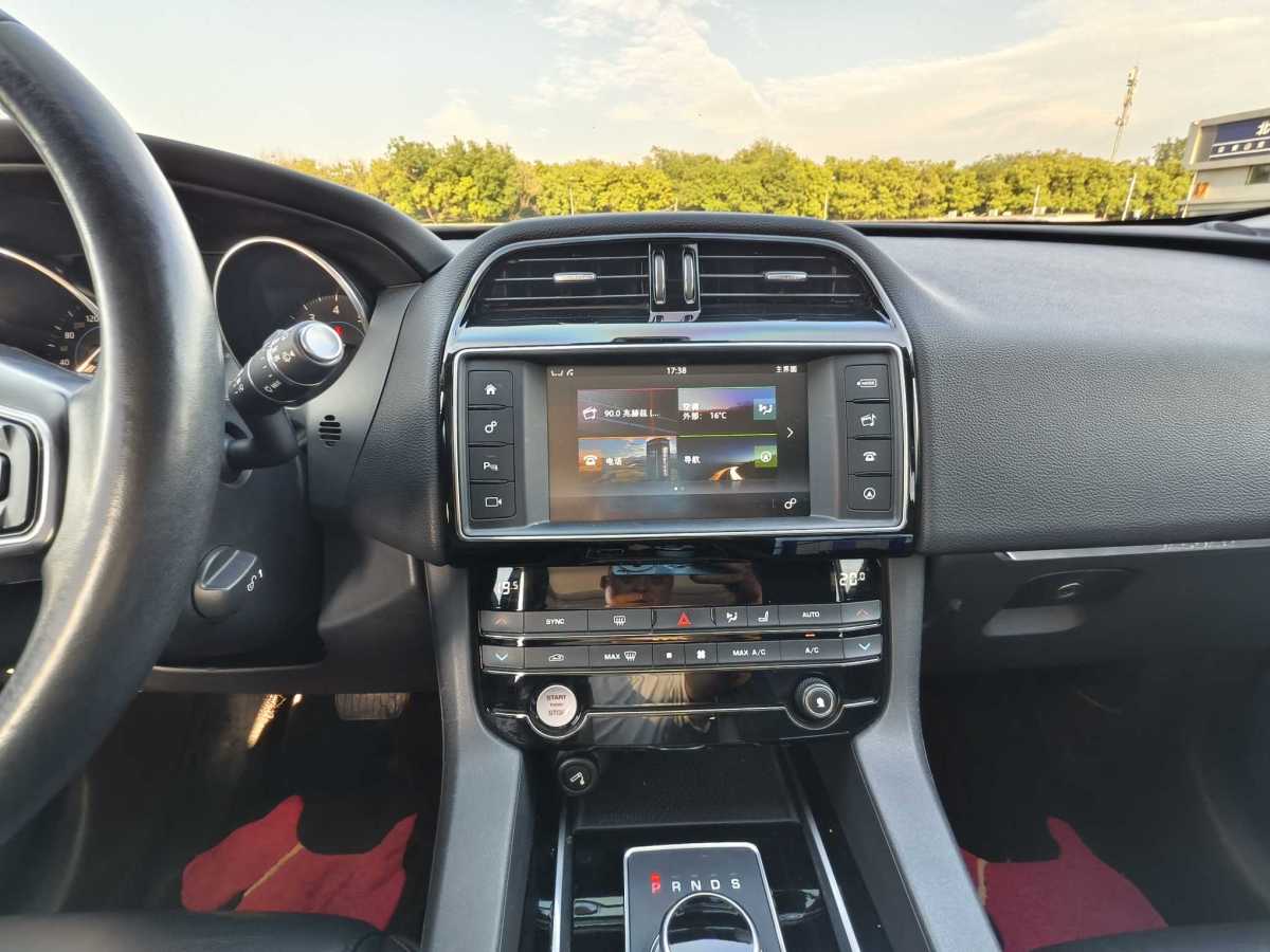 捷豹 F-PACE  2016款 2.0T 兩驅(qū)都市尊享版圖片