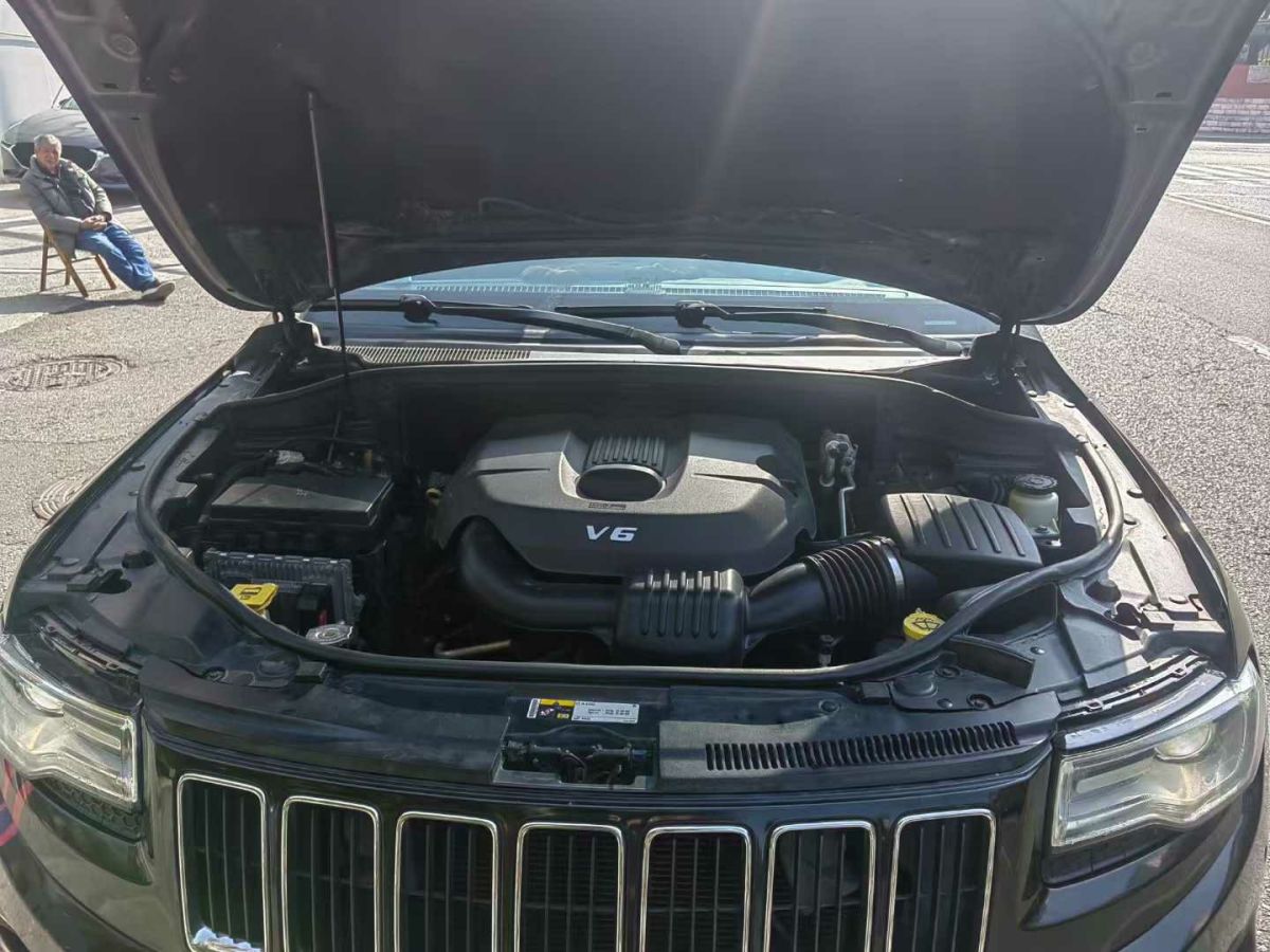 Jeep 大切諾基  2014款 3.0L 舒享導(dǎo)航版圖片