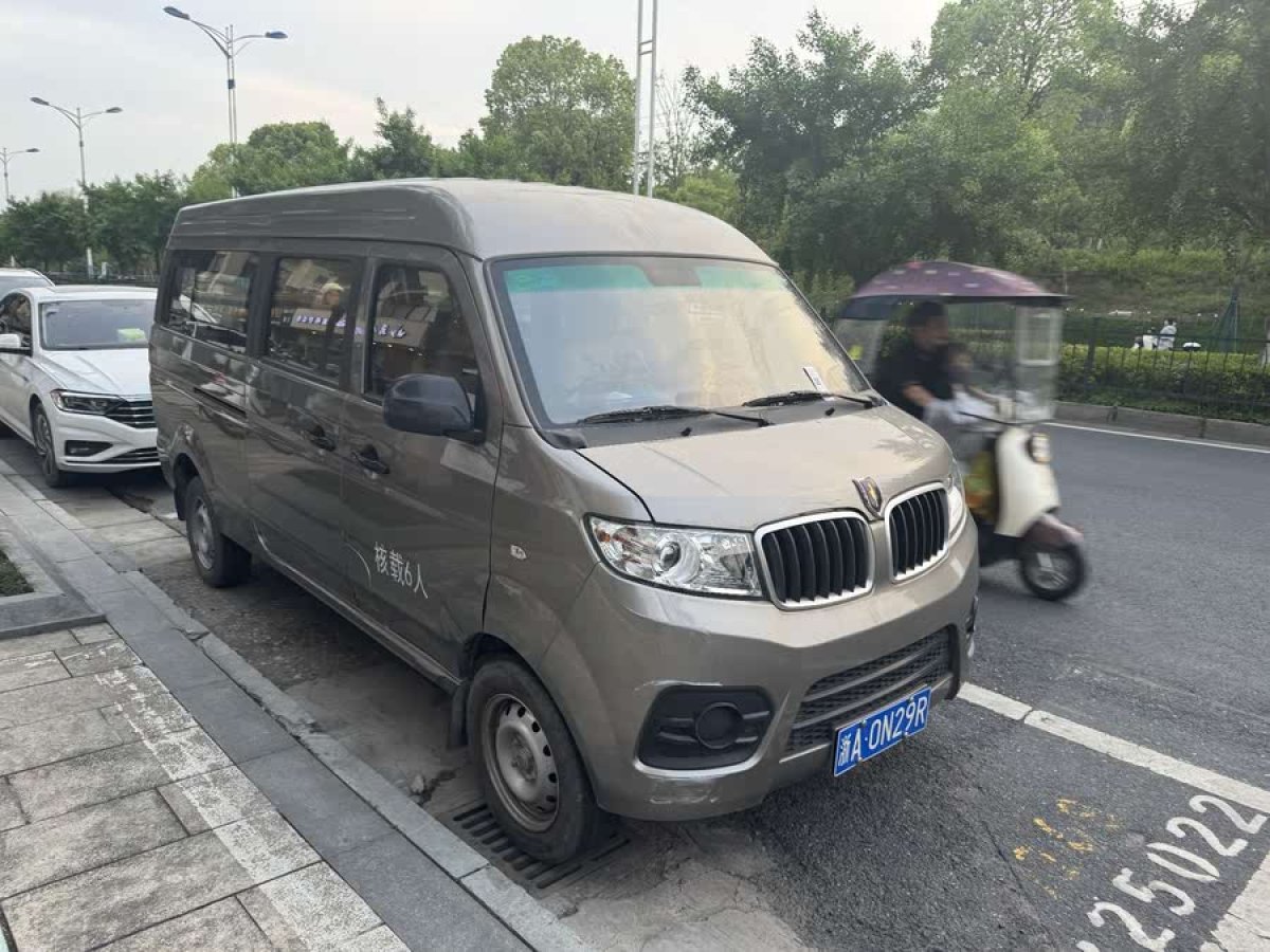 金杯 海獅X30L  2021款 1.5L財(cái)富中央空調(diào)版客車國VI SWC15M圖片
