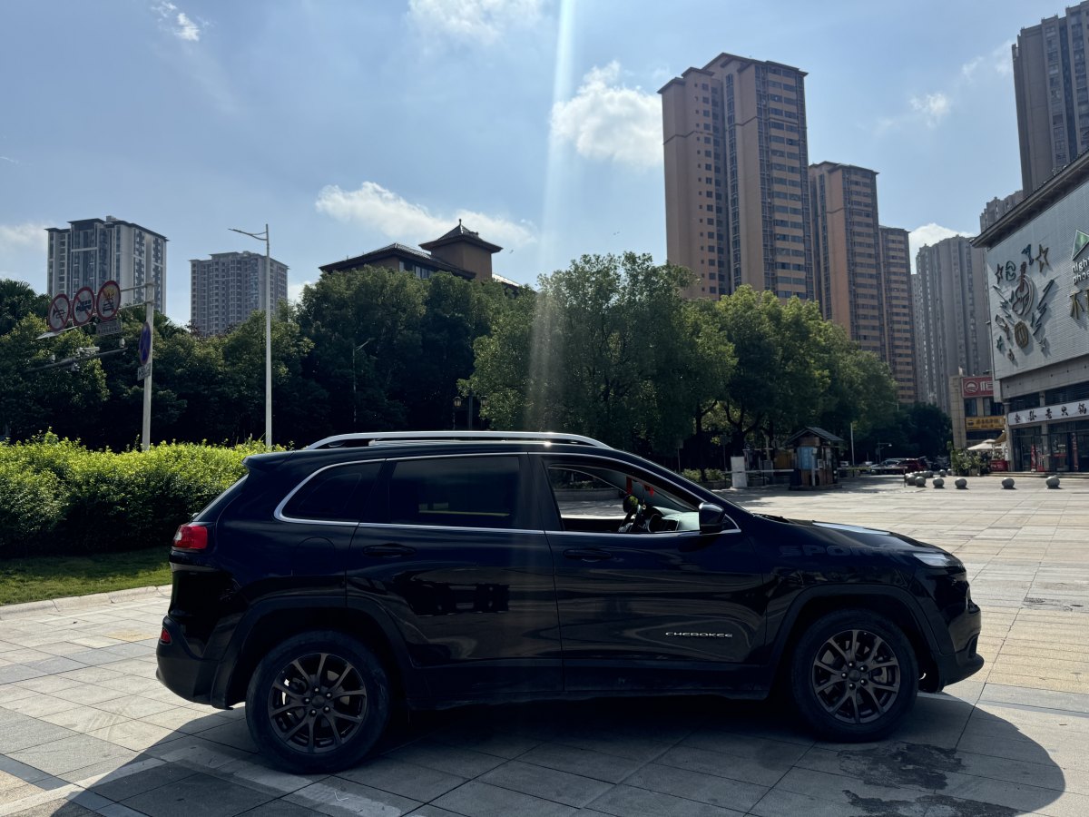 Jeep 自由光  2020款 2.0L 兩驅(qū)經(jīng)典運(yùn)動(dòng)版圖片