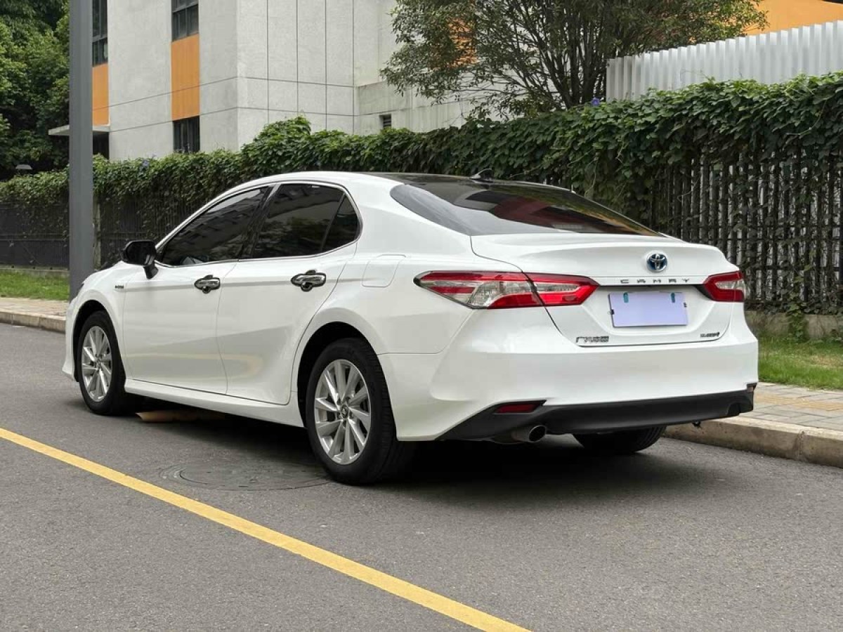 豐田 凱美瑞  2021款 雙擎 2.5HGVP 領(lǐng)先版圖片