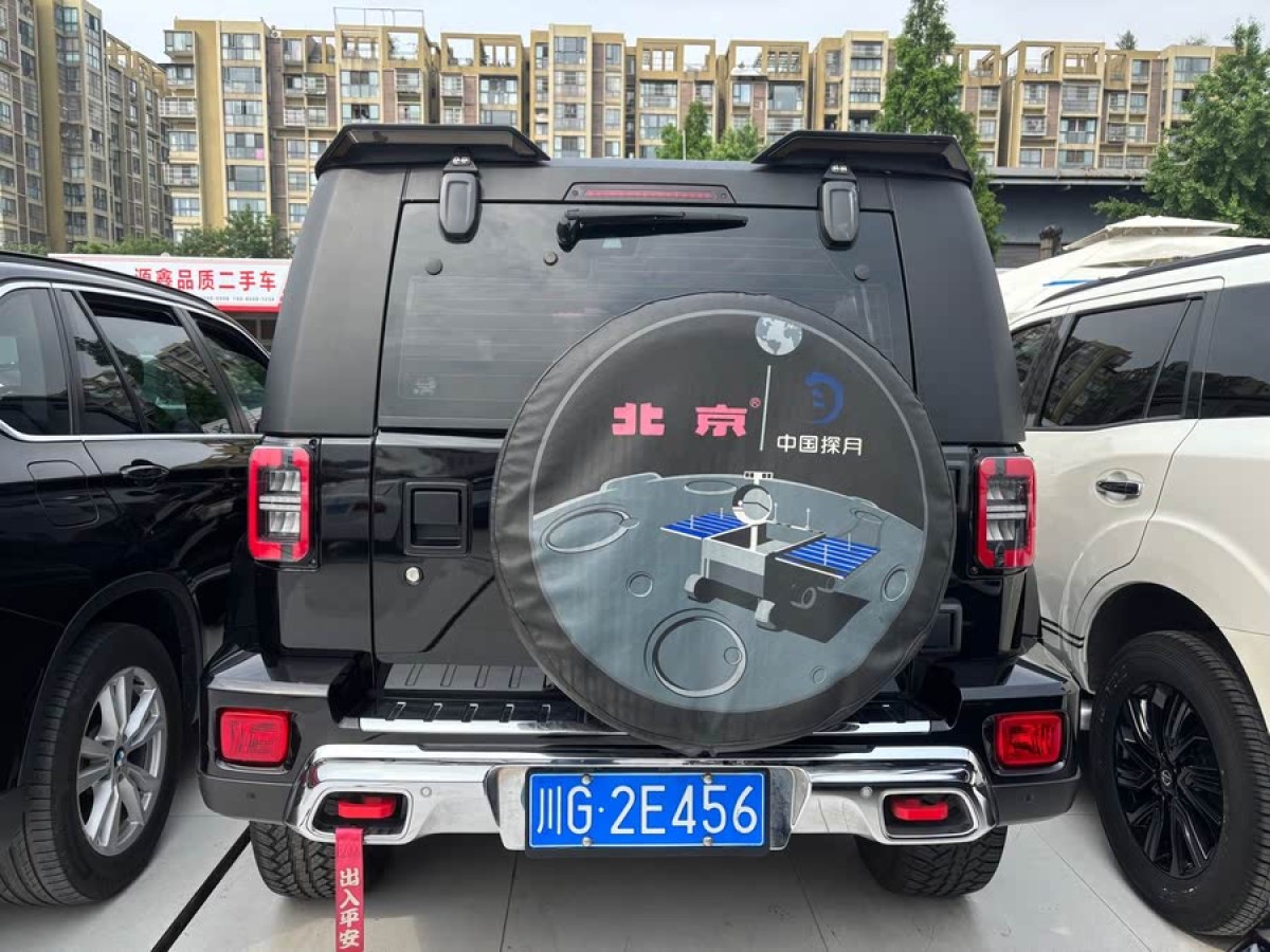 北京 BJ40  2023款 2.0T 自動(dòng)四驅(qū)城市獵人版至尊型圖片