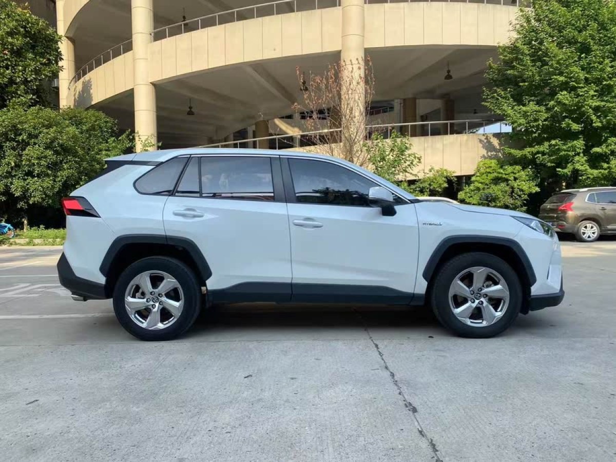 豐田 RAV4榮放  2021款 改款 雙擎 2.5L CVT兩驅(qū)精英版圖片