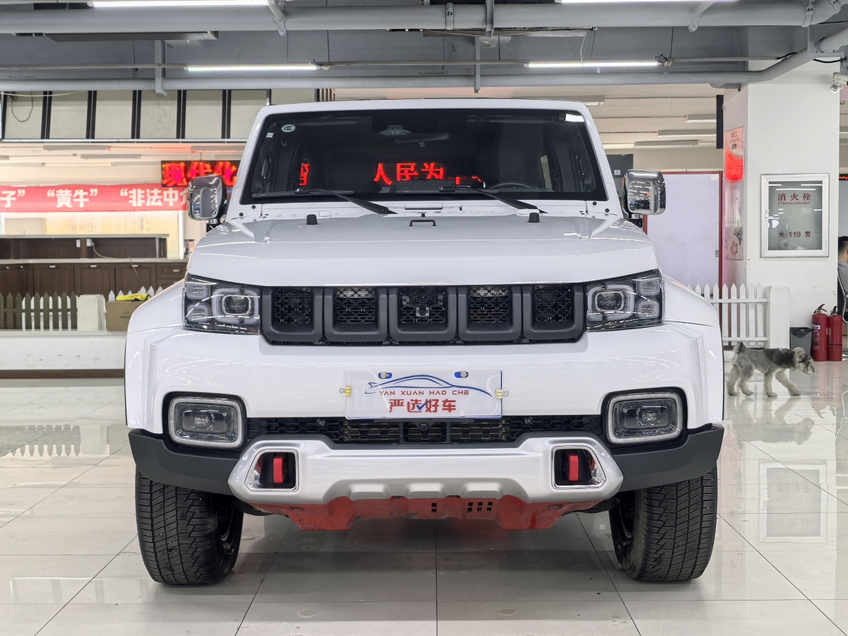 北京 BJ40  2023款 2.0T 自動四驅(qū)城市獵人版?zhèn)b客型圖片