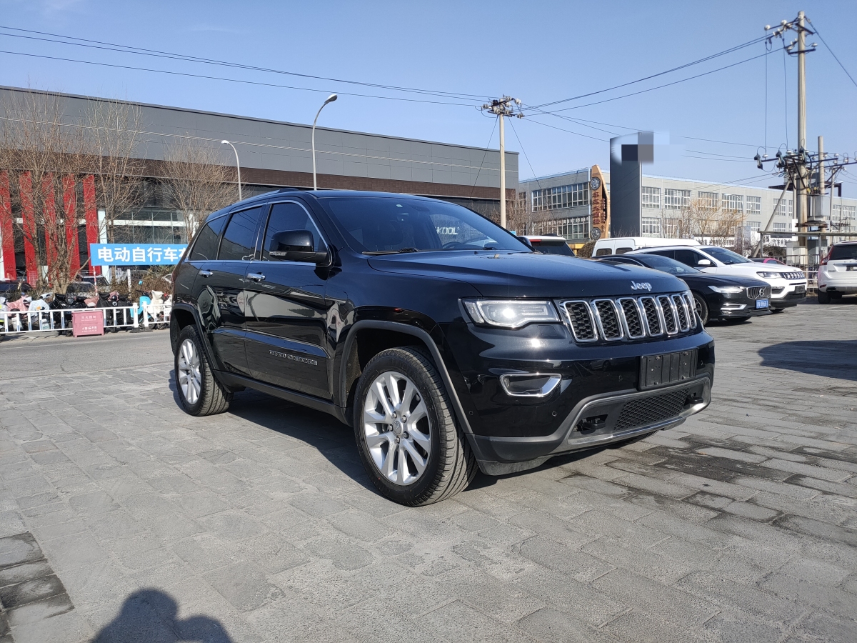 Jeep 大切諾基  2017款 3.0L 舒享導(dǎo)航版圖片