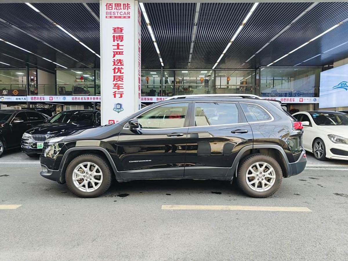 Jeep 自由光  2016款 2.4L 專業(yè)版圖片