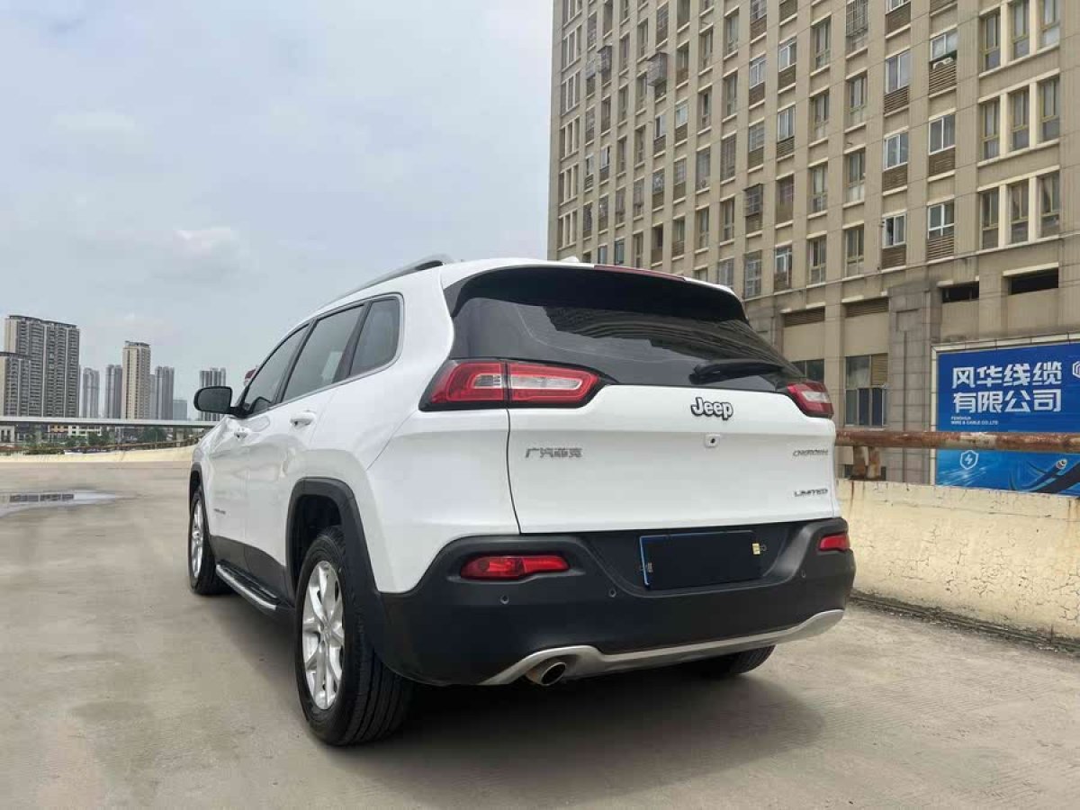 Jeep 自由光  2017款 2.0L 優(yōu)越版圖片
