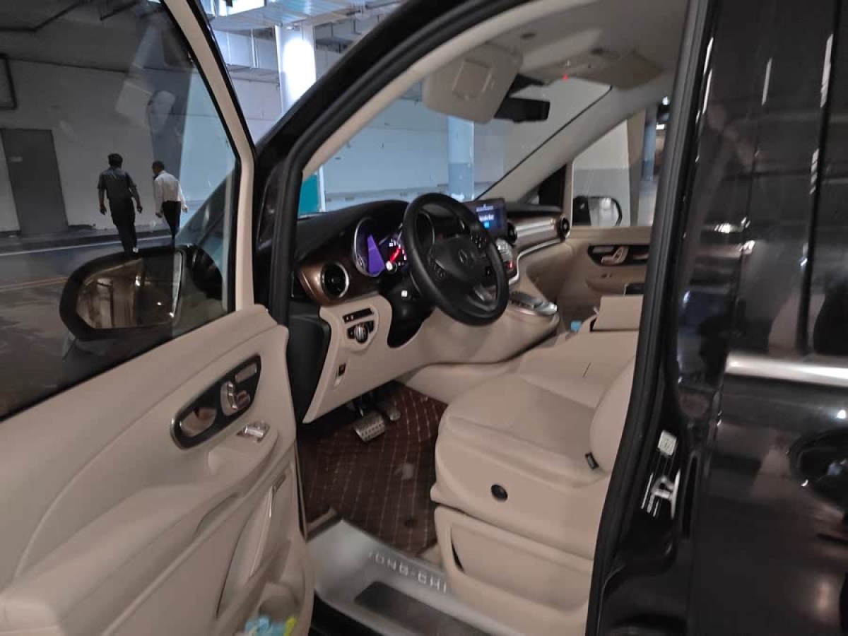 奔馳 V級(jí)  2022款 V 260 L 長(zhǎng)軸距豪華版圖片