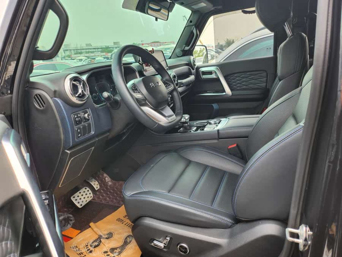 北京 BJ40  2020款 2.0T 自動(dòng)四驅(qū)城市獵人版至尊型圖片
