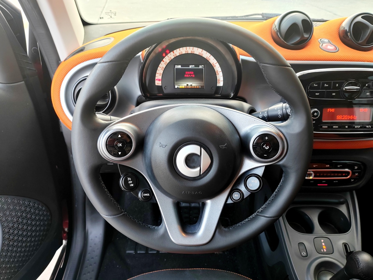 2017年8月smart fortwo  2017款 1.0L 52千瓦硬頂摯愛特別版