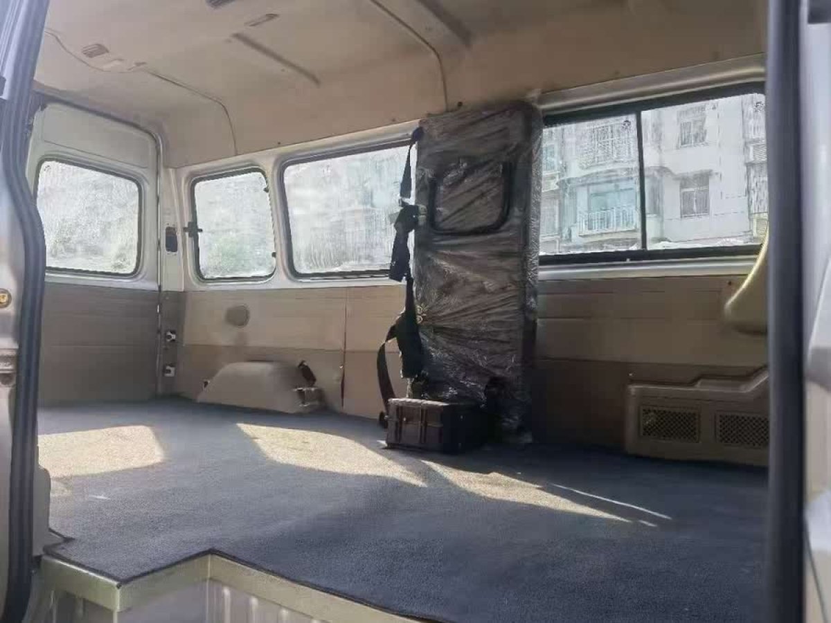 福特 經(jīng)典全順  2013款 2.8T柴油冰白物流車長軸中頂JX493ZLQ4圖片