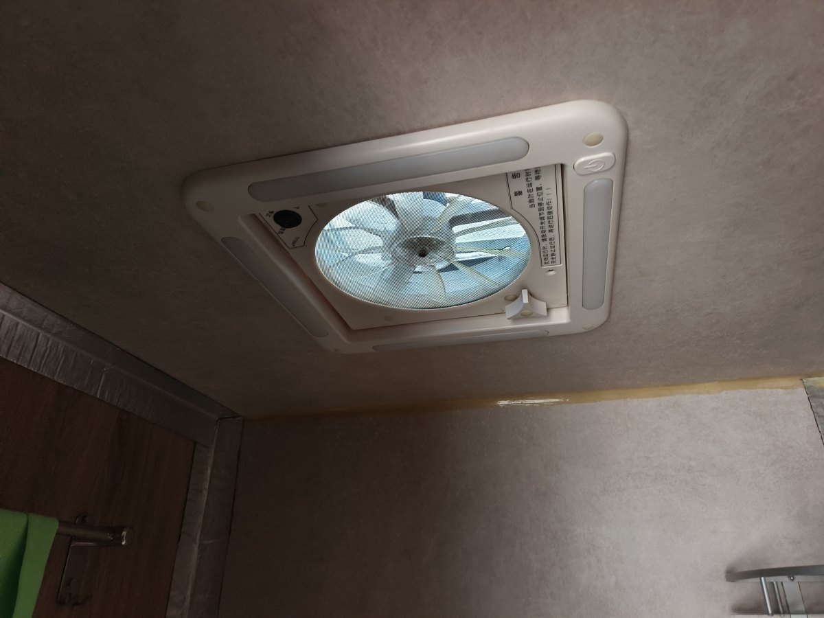 上汽大通 RV90  2021款 2.0T生活家V90自行式C型房車豪華版大額頭后拓圖片