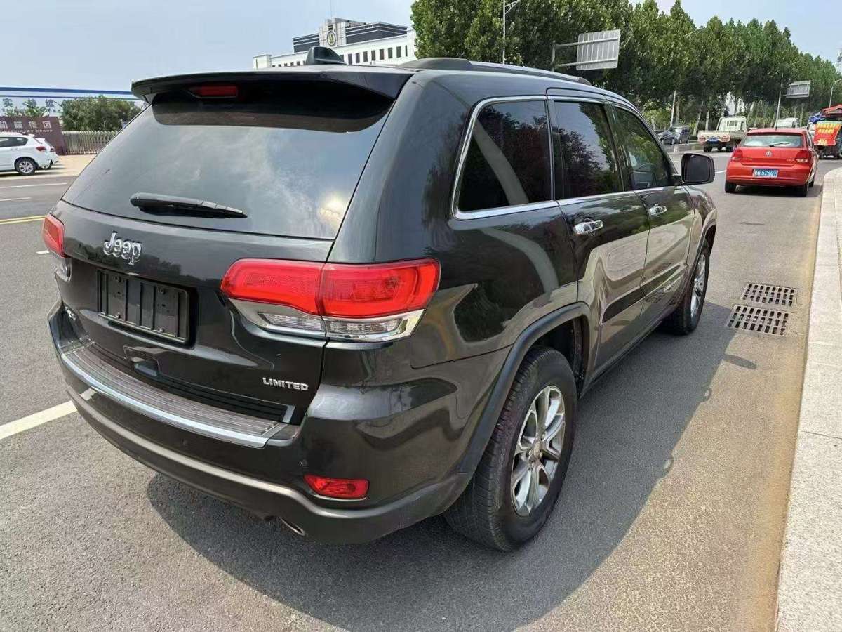 Jeep 大切諾基  2016款 3.0L 舒享導(dǎo)航版圖片