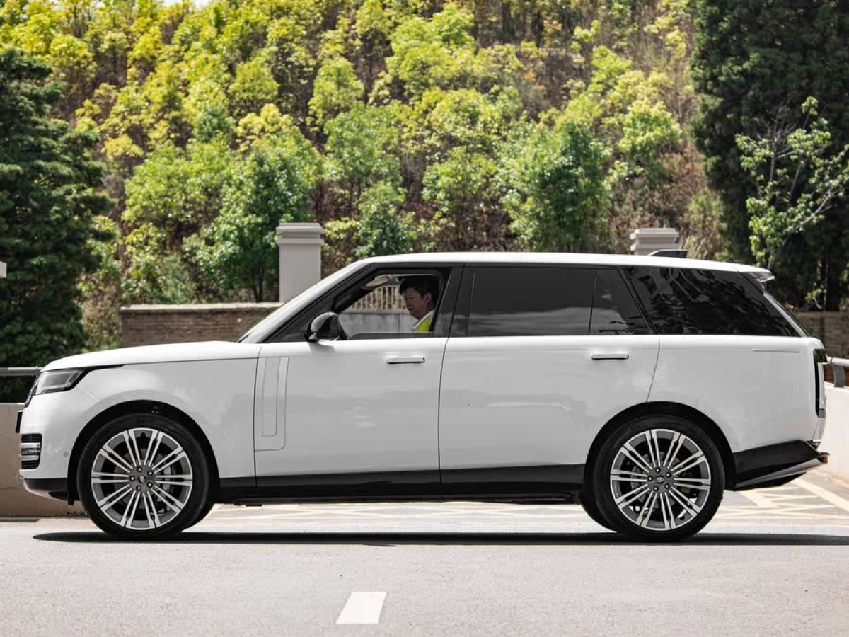 路虎 攬勝  2023款 3.0 L6 400PS 創(chuàng)世加長版圖片