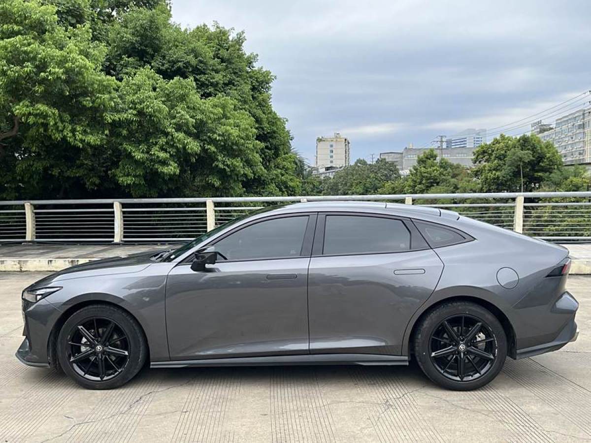 長(zhǎng)安 長(zhǎng)安UNI-V  2022款 1.5T 尊貴型圖片