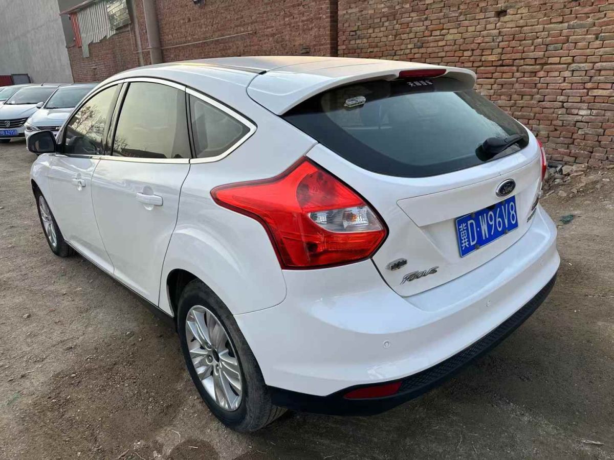 福特 ?？怂? 2014款 兩廂經典 1.8L 自動酷白典藏版圖片