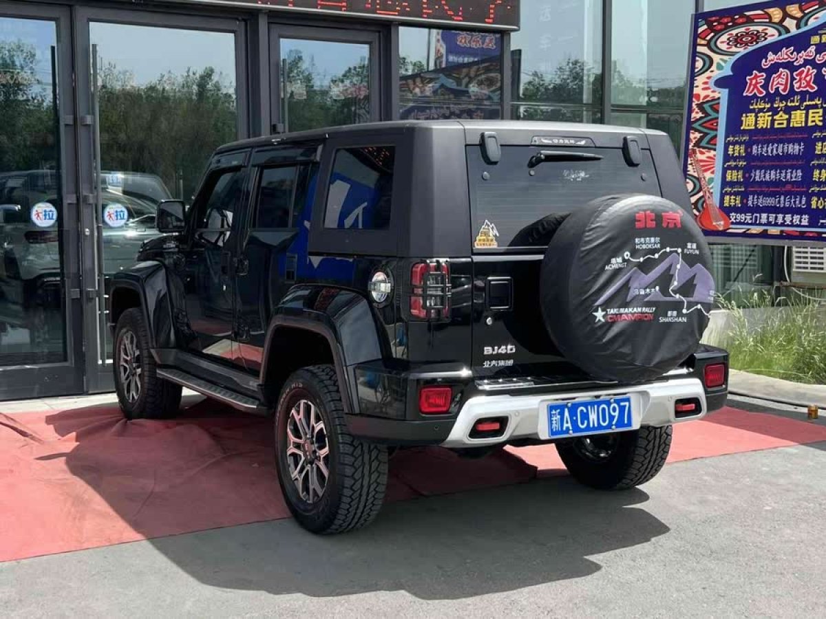 北京 BJ40  2023款 2.0T 自動四驅(qū)城市獵人版?zhèn)b客型圖片