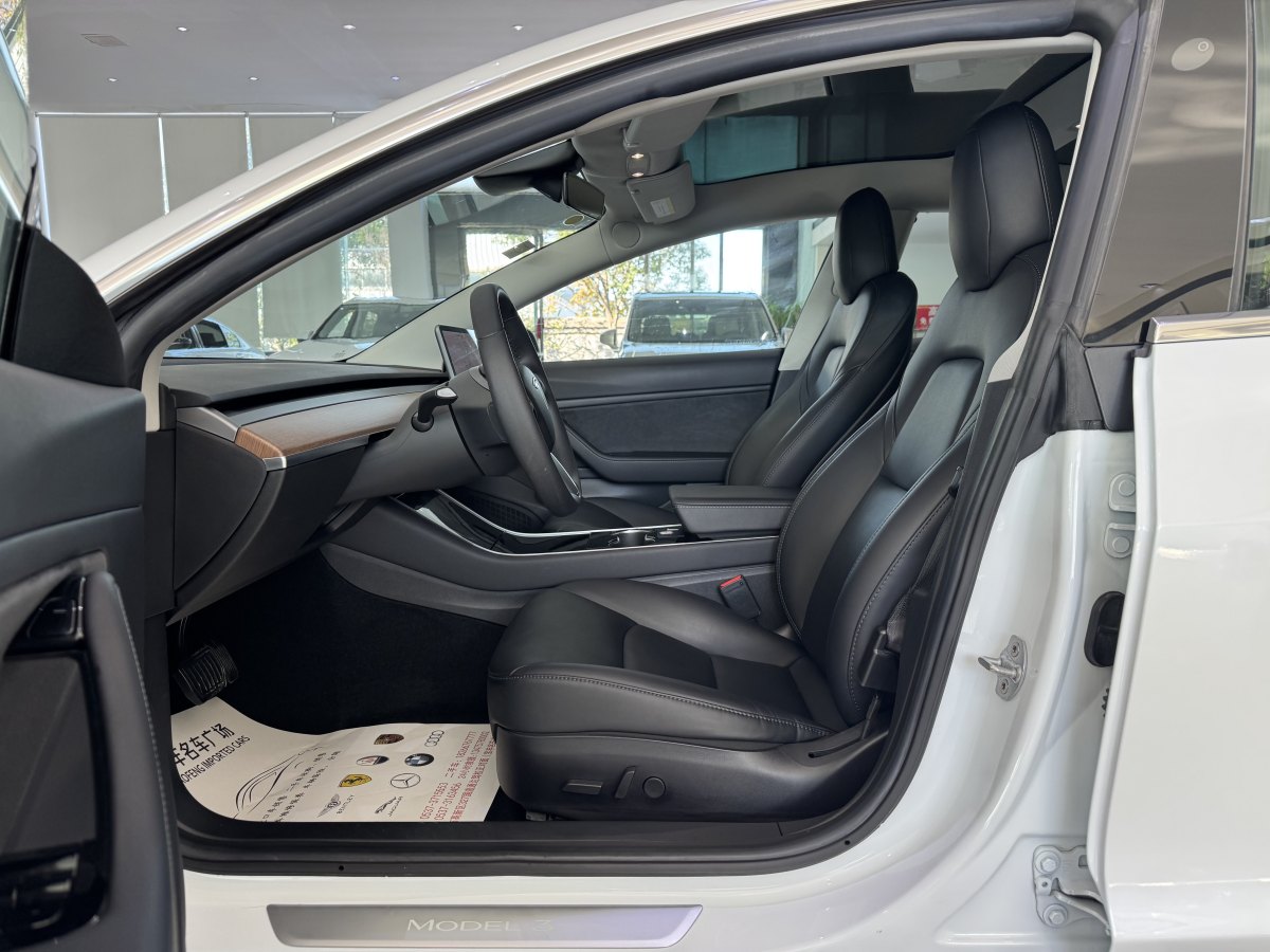 特斯拉 Model 3  2019款 標(biāo)準(zhǔn)續(xù)航后驅(qū)升級版圖片