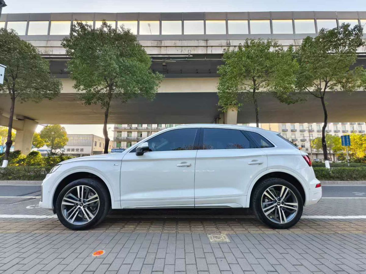 奧迪 奧迪Q5 e-tron  2022款 40 e-tron 星耀型 機(jī)甲套裝圖片